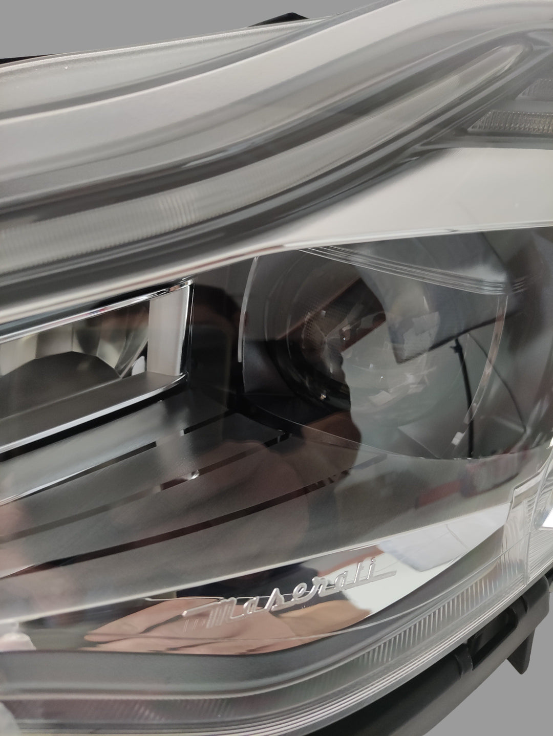 MASERATI Fanale Faro Proiettore Sinistro Quattroporte OEM 670100615
