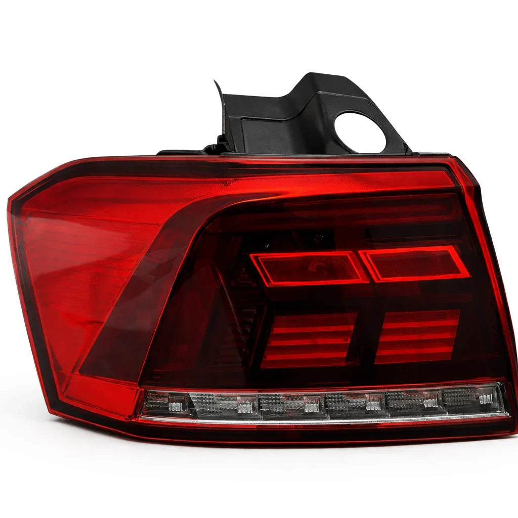 Fanale posteriore auto originale, ricambio vettura, colore rosso, dettaglio led, fanaleria