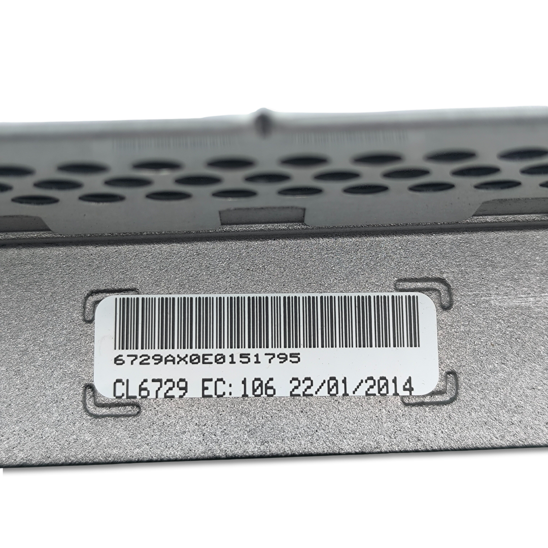 Amplificatore sistema audio Land Rover OEM LR051052, componente audio originale Land Rover, vista del codice a barre sull'etichetta