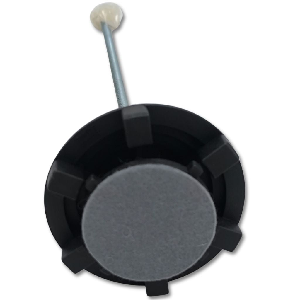 Bullone di fissaggio ruota di scorta Land Rover OEM LR068156, componente di ricambio, visibile frontalmente.