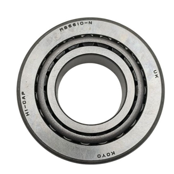 Cuscinetto a rulli conici Land Rover OEM TZZ100150, componente meccanico visibile in primo piano, parte del sistema di trasmissione.