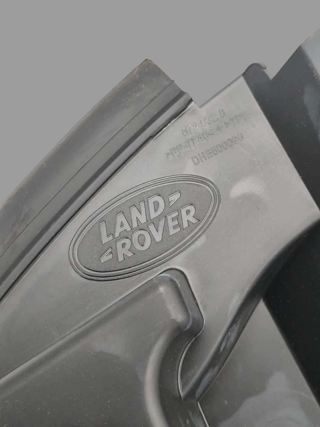 Deflettore aria sinistro Land Rover OEM DHE500090, componente per veicolo Land Rover, visibile nella immagine.