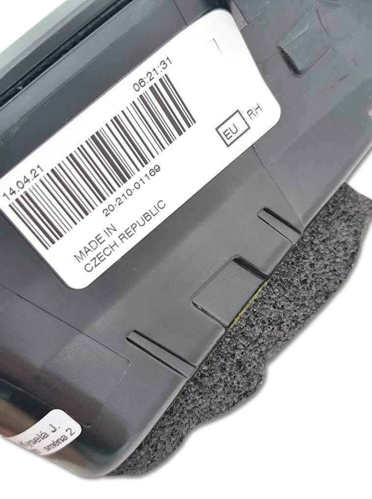 Fanale posteriore destro Land Rover OEM LR135466, componente di ricambio per veicolo Land Rover, con codice a barre visibile