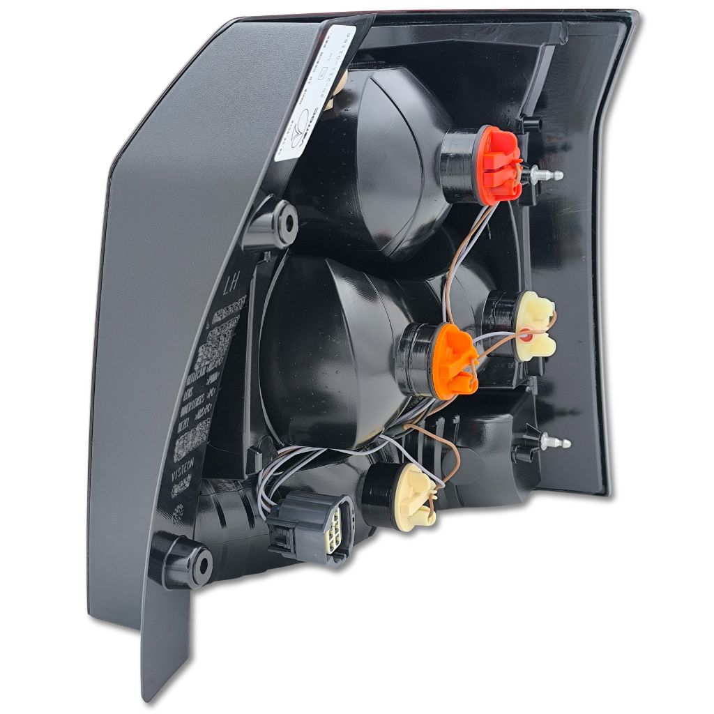 Fanale posteriore sinistro land rover oem lr022053, componente originale, visibile con dettagli chiari e design del veicolo