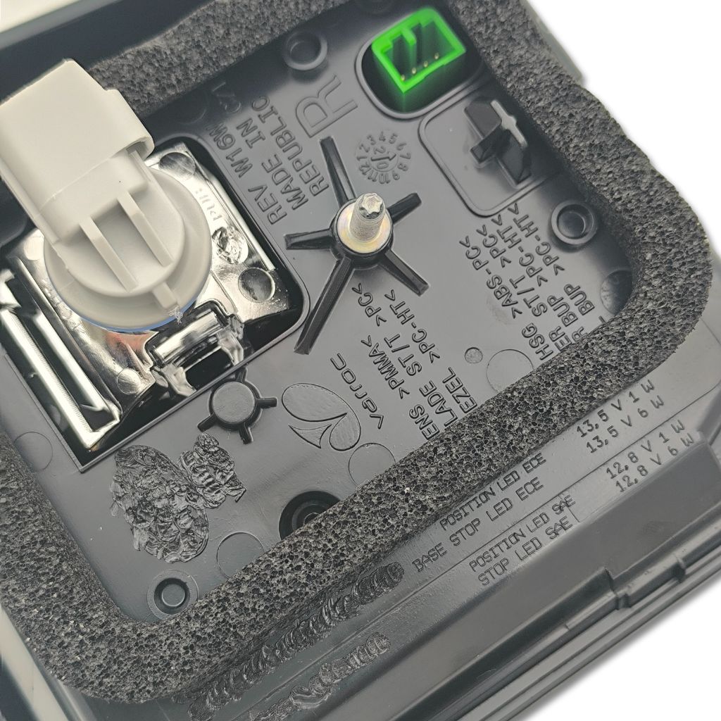 Fanale stop e freccia destra Land Rover OEM LR101699, componente originale per veicolo Land Rover, visibile con luci e design robusto