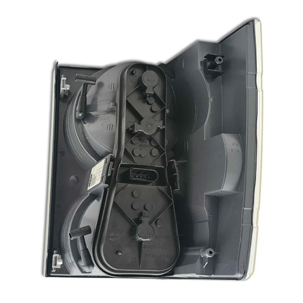 Fanale posteriore Land Rover originale, vista retro con connettore elettrico e scocca in plastica.