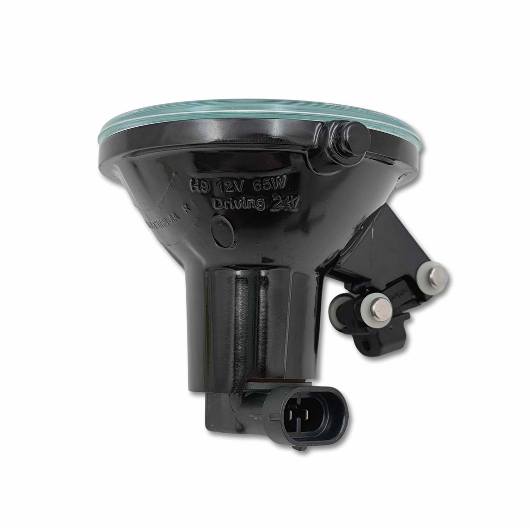 Faro destro spot di ricambio Land Rover OEM LR004089 montato sull'auto, dettaglio del componente frontale del veicolo.