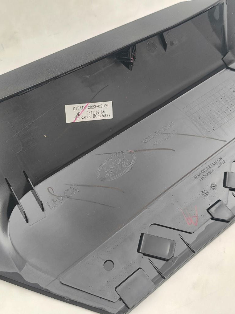 Modanatura montante Land Rover OEM LR136542, componente di ricambio per veicolo Land Rover, vista posteriore.