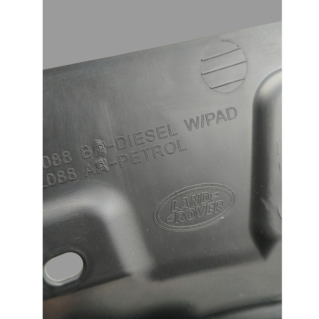 Paratia protezione motore land rover oem lr032217, componente auto resistente e durevole, visibile con dettagli di montaggio e finitura