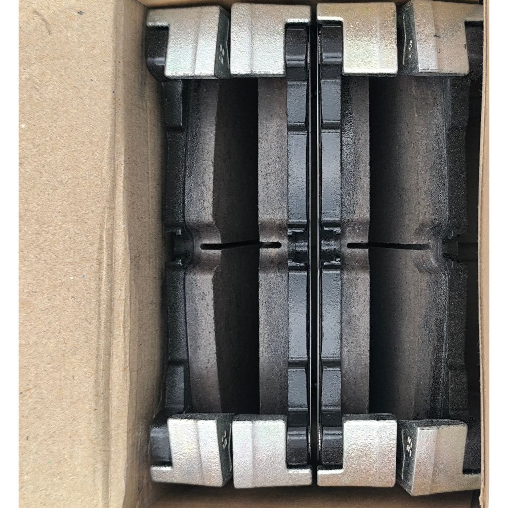 Pastiglie freno anteriori land rover oem lr138646, componente di ricambio, visibile nell'imballaggio