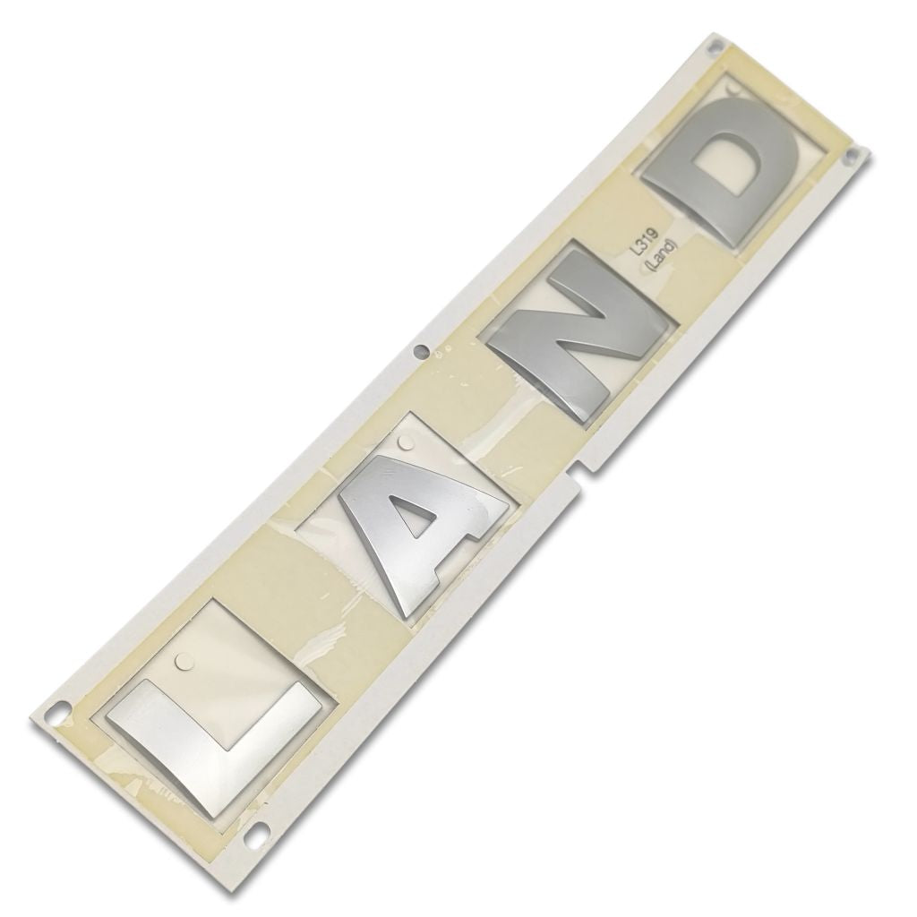 Scritta cofano anteriore Land Rover ROVER OEM LR038658, componente originale per veicolo Land Rover, dettagli visibili sulla scritta.