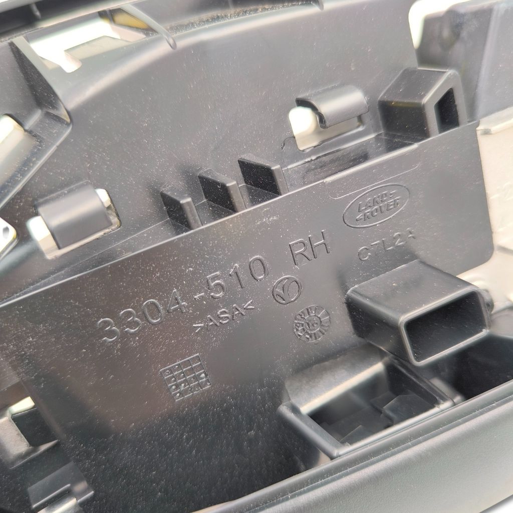 Specchietto retrovisore esterno destro Land Rover LR042655, componente OEM con vista interna e dettaglio del design.