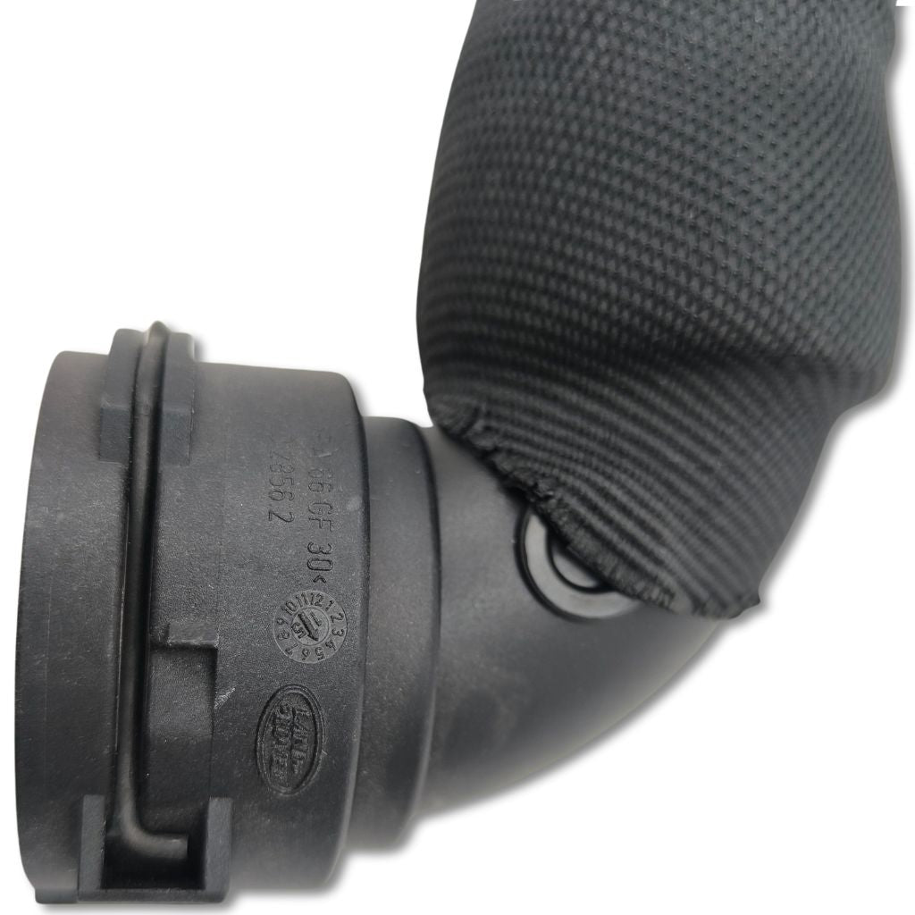 Tubo radiatore land rover oem lr073371, componente di ricambio, visibile in primo piano con connessioni e dettagli metallici